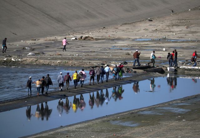 Μεξικό: Εκατοντάδες μετανάστες επιχειρήσαν να διασχίσουν τα σύνορα των ΗΠΑ
