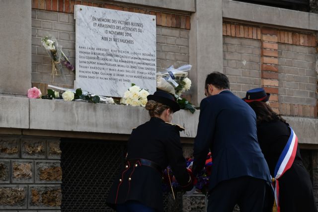 Φόρος τιμής στα θύματα του μακελειού στο Μπατακλάν (εικόνες)