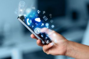 Ερχονται τα πάνω – κάτω στα κινητά: Τι αλλάζει στους λογαριασμούς, τι θα κερδίσουμε