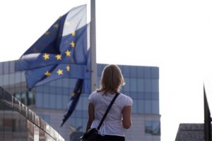 «Ψαλίδι» προβλέπει η Κομισιόν – Πέφτουν οι ρυθμοί της ανάπτυξης