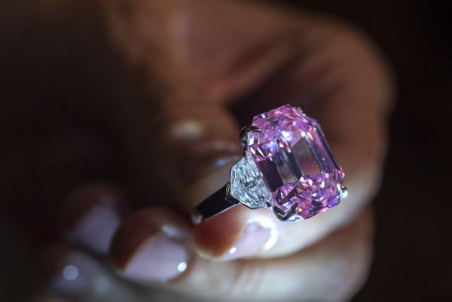 Ροζ διαμάντι αξίας 50 εκατ. δολαρίων σε δημοπρασία
