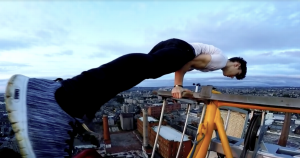 Νεαρός γιόρτασε τα γενέθλιά του κρεμασμένος σε ύψος 20 μέτρων (video)