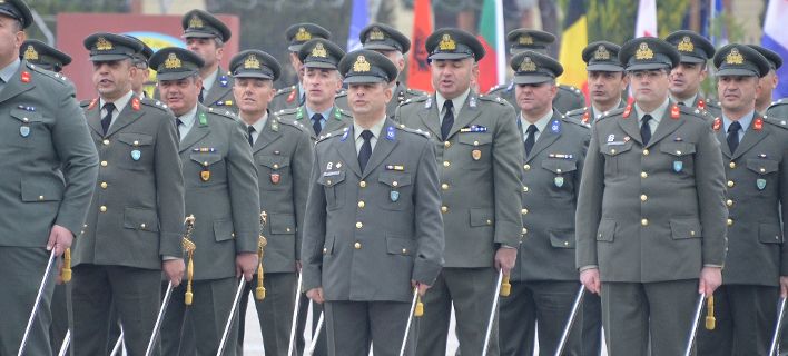 Τάζει προσλήψεις για το… 2020 και δίνει «κουρεμένα» αναδρομικά