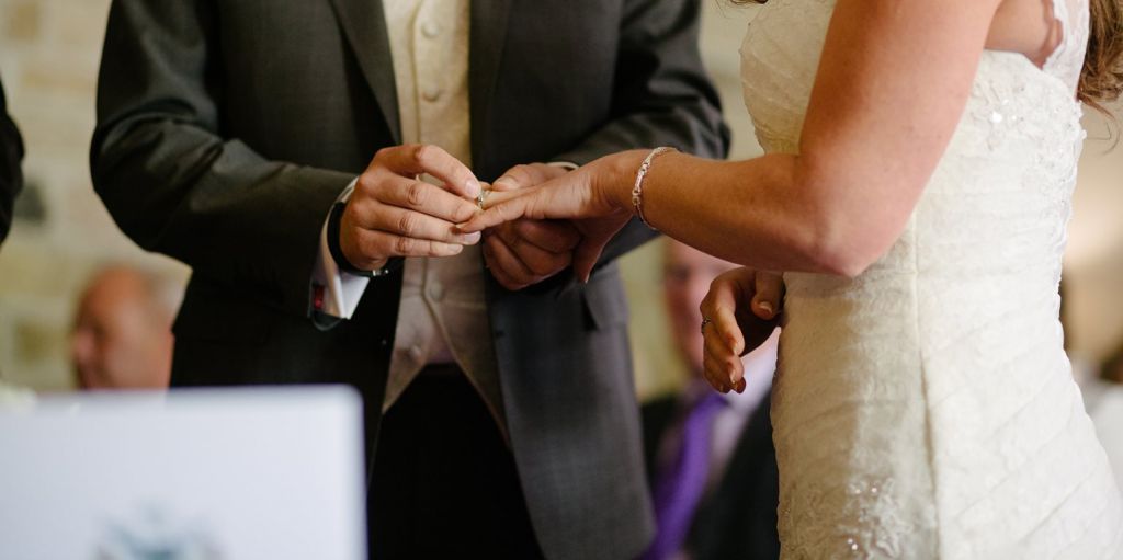 Ζητά αποζημίωση – μαμούθ για την υπόθεση της διγαμίας