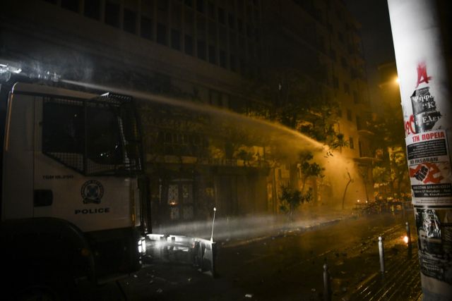 Πολυτεχνείο: Επεισόδια με μολότοφ και δακρυγόνα – Επιστρατεύτηκε η «Αύρα» για ρίψεις νερού (εικόνες)