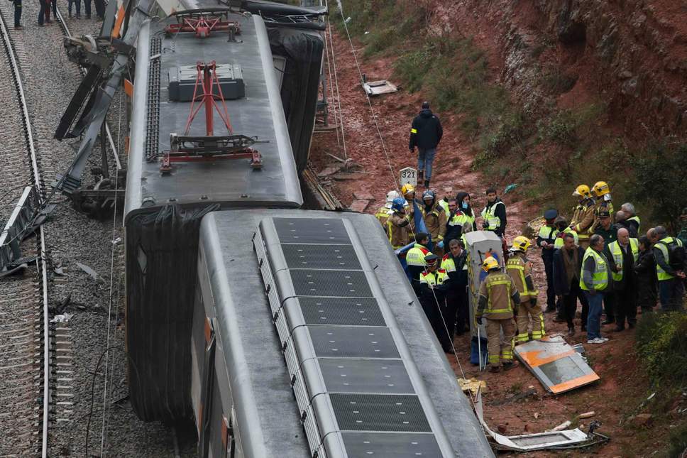 Ενας νεκρός και 49 τραυματίες σε εκτροχιασμό τρένου στην Βαρκελώνη