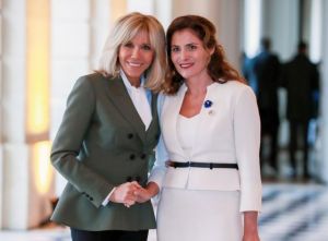 Η Μπέτυ Μπαζιάνα αγκαλιά με τη Μπριζίτ Μακρόν