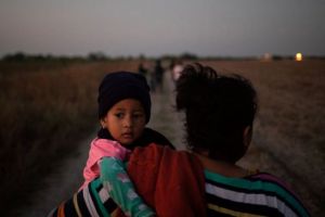 Εκατοντάδες οι μετανάστες που βαδίζουν προς τις ΗΠΑ