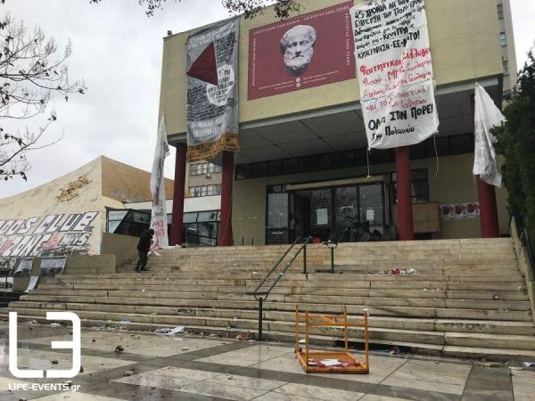 «Γυαλιά-καρφιά» η Πολυτεχνική Σχολή του ΑΠΘ μετά τα επεισόδια (εικόνες)