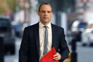 Ράαμπ: Μοιραία προβληματική η συμφωνία της Μέι για Brexit