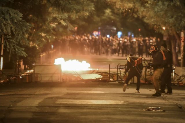 Φωτιές και μολότοφ στα Εξάρχεια (εικόνες)