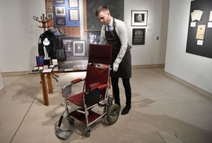 Εντυπωσιακή δημοπρασία με προσωπικά αντικείμενα του Στίβεν Χόκινγκ