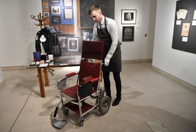 Εντυπωσιακή δημοπρασία με προσωπικά αντικείμενα του Στίβεν Χόκινγκ