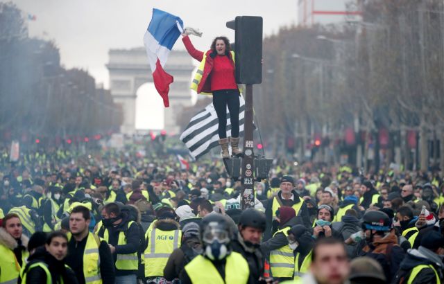 Γαλλία: Καταστολή διαδηλώσεων των «κίτρινων γιλέκων» με νερό και δακρυγόνα