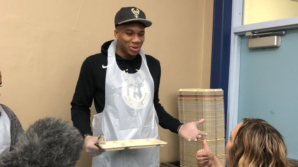 Δωρεά φαγητού αξίας 50.000 δολαρίων από τον Γιάννη Αντετοκούνμπο σε άπορους