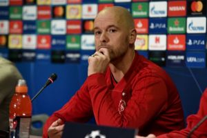 Τεν Χαγκ : «Δεν παίζουν μπάλα τα κομπλιμέντα»