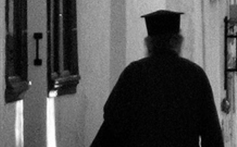 Αναβολή της δίκης του μεθυσμένου ιερέα που δάγκωσε αστυνομικό