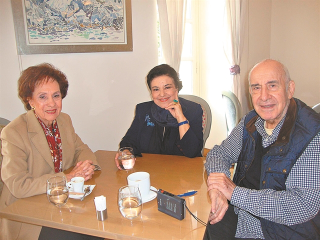 Ατμόσφαιρα πεζοδρομίου στην πολιτική