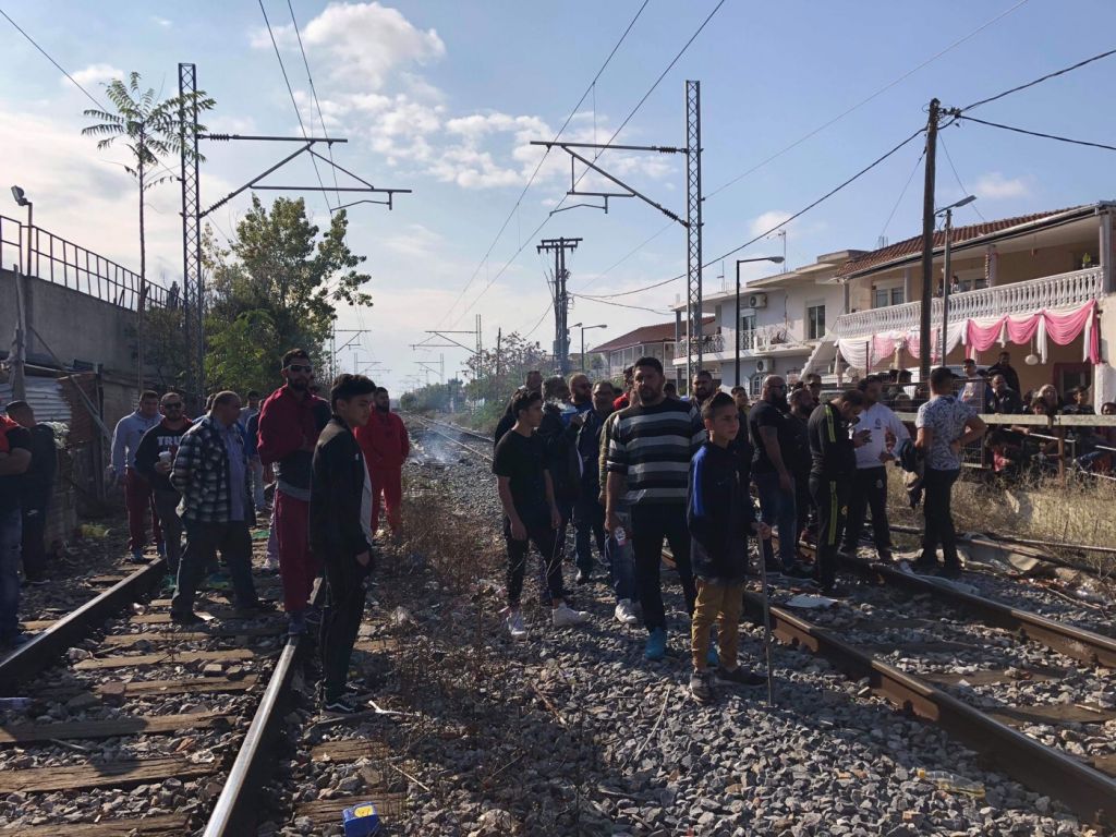 Λάρισα: Κάτοικοι απέκλεισαν τις σιδηροδρομικές γραμμές (φωτο)