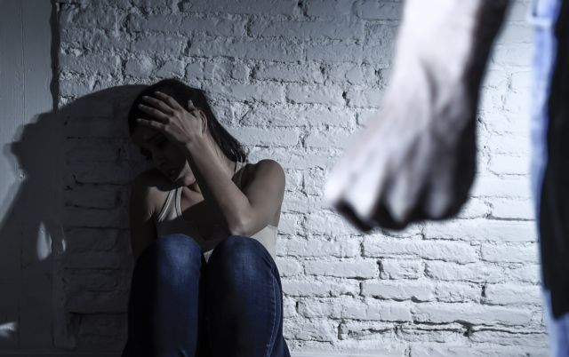Τουλάχιστον 300 περιστατικά ενδοοικογενειακής βίας και κακοποίησης γυναικών στη Λάρισα
