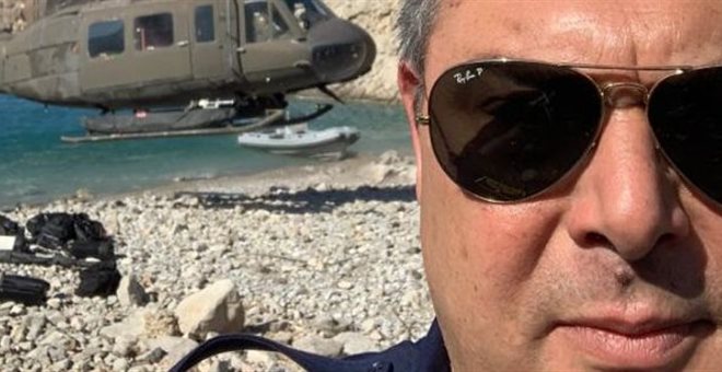 Καμμένος : Αρέσκεται και στις selfie με τα στρατιωτικά ελικόπτερα