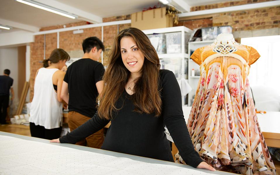 Ποια είναι η Ελληνίδα που έντυσε τα «αγγελάκια» της Victoria’s Secret