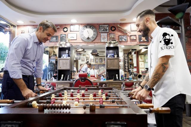 Η βόλτα του Κυριάκου Μητσοτάκη στο Μοσχάτο (εικόνες)