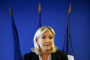 Δημοσκόπηση: Η Λεπέν για πρώτη φορά προηγείται του Μακρόν