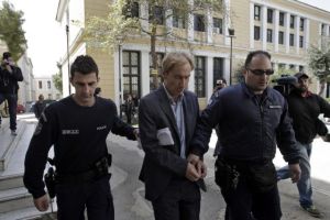 Απέδρασε σπάζοντας το «βραχιολάκι» ο Ζ.Κ. Οσβαλντ υπόδικος για τα εξοπλιστικά και τη Siemens