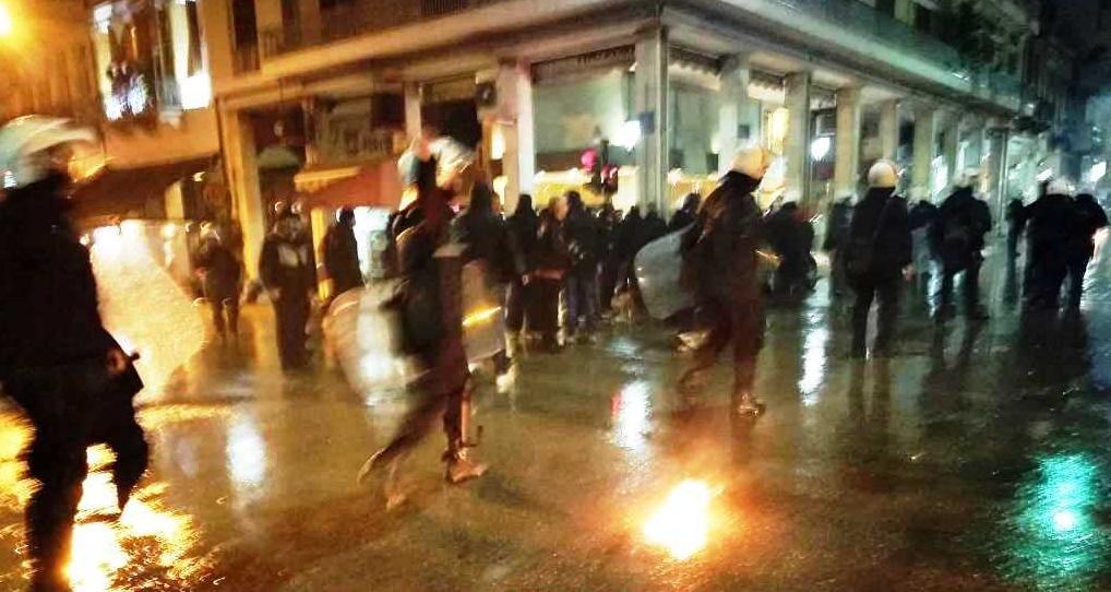 Πάτρα: Καδρόνια και φωτιές σε κάδους στην πορεία για το Πολυτεχνείο