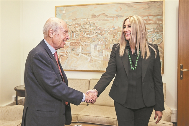 Αντεπίθεση με παρόντα και τον Σημίτη