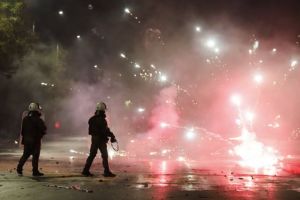 Δεκατρείς συλλήψεις για τα επεισόδια σε Πολυτεχνείο και Εξάρχεια