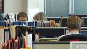 Δημόσιο : Πώς γίνεται η παρακράτηση – Τι αλλάζει στις πρόσθετες αμοιβές