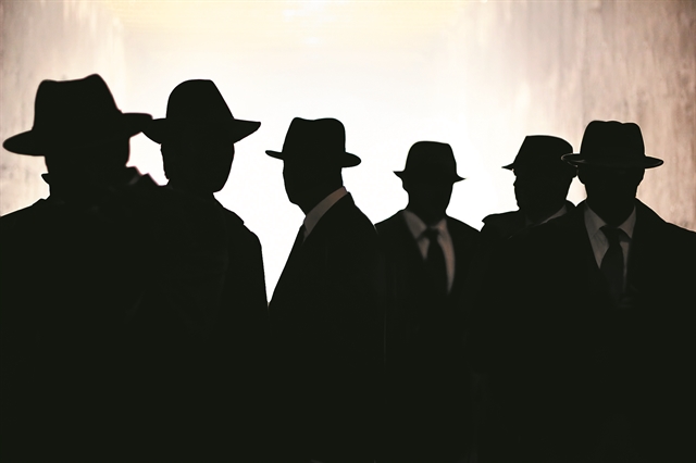 Επίδοξοι James Bond και Θου-Βου κυκλοφορούν στην πόλη