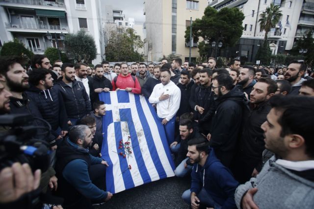 Στην αμερικανική πρεσβεία η αιματοβαμμένη σημαία του Πολυτεχνείου (βίντεο + εικόνες)