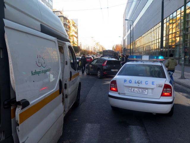 Κυκλοφοριακό χάος στη Συγγρού λόγω τροχαίου