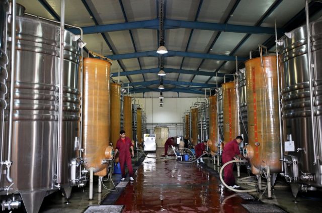 Ο πωλητής κρασιών Majestic Wine αποθηκεύει μπουκάλια πριν από το Brexit