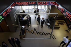 Κατρακυλά ο γενικός δείκτης – Υπό πίεση οι τραπεζικές μετοχές