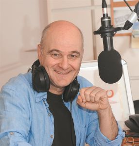 Οταν τραγουδάω, κοιτώ να δω τον Θάνο στο πιάνο