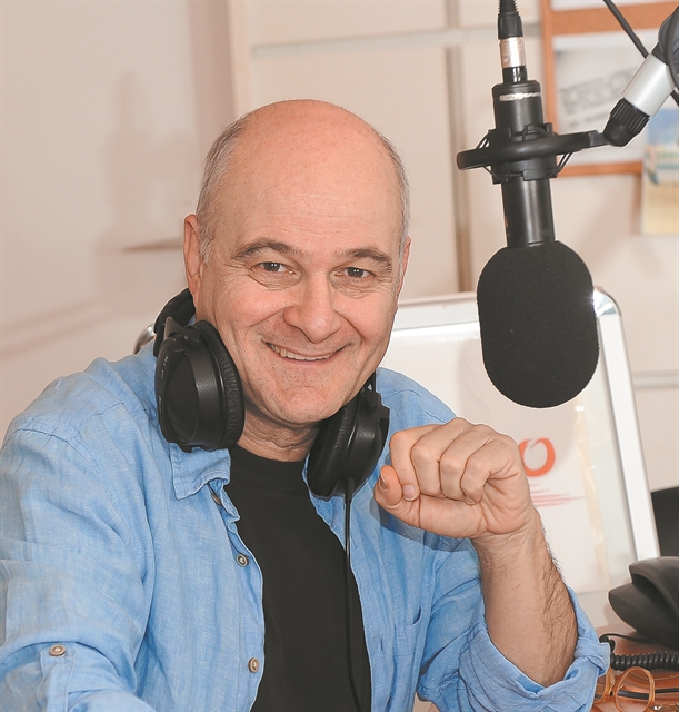 Οταν τραγουδάω, κοιτώ να δω τον Θάνο στο πιάνο