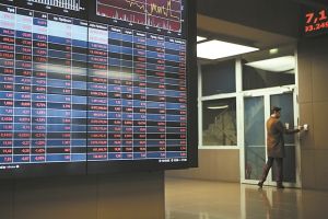 Επιτόκια και πανδημία οδηγούν στο «κόκκινο» και το ΧΑ