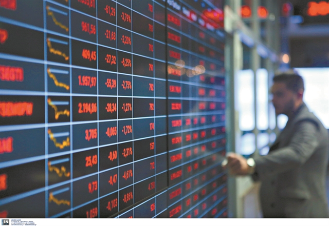Στο «κόκκινο» με πωλήσεις στις δημοπρασίες το Χρηματιστήριο