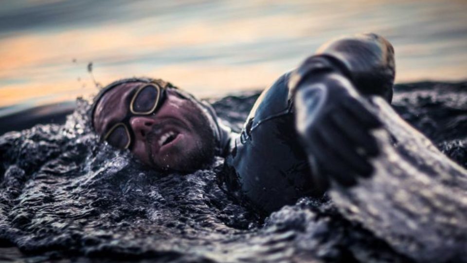 Ο γύρος της Βρετανίας σε 157 μέρες… κολυμπώντας! (video)