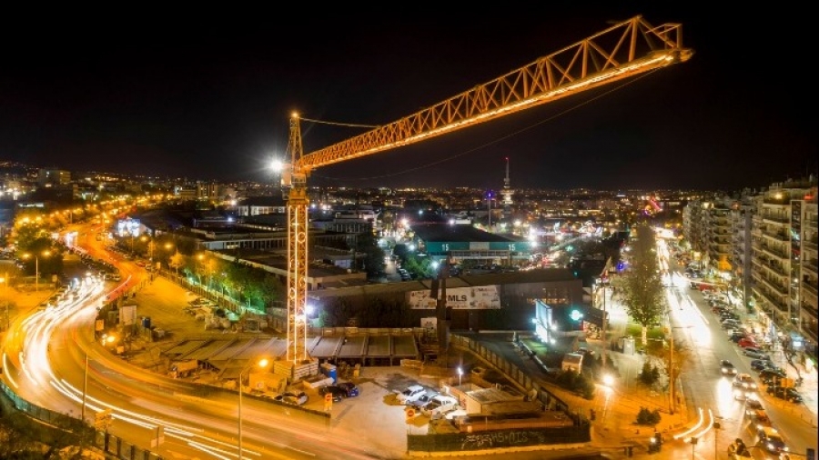 Θεσσαλονίκη: Φωταγωγήθηκαν ενόψει εορτών οι γερανοί του Μετρό