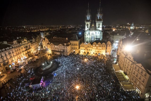 Τσεχία: Στους δρόμους χιλιάδες διαδηλωτές ζητούν την παραίτηση του πρωθυπουργού