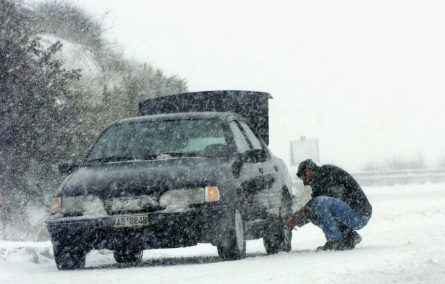 Επεσαν τα πρώτα χιόνια – Πού χρειάζονται αντιολισθητικές αλυσίδες