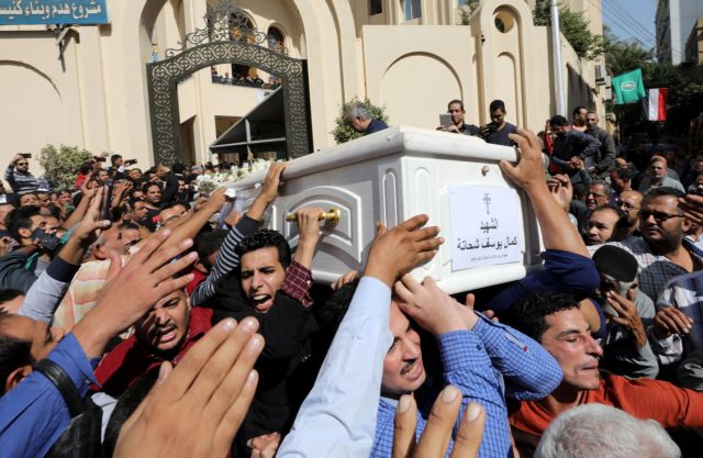 Αίγυπτος: Σε βαρύ κλίμα η ταφή των θυμάτων μετά το μακελειό εναντίον Χριστιανών