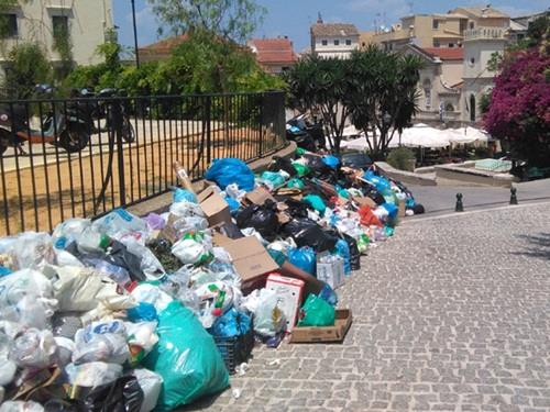 Πορεία διαμαρτυρίας στην Κέρκυρα για τα σκουπίδια