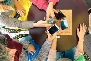 Τέσσερις στους δέκα δεν γνωρίζουν τι μοιράζονται τα παιδιά τους online