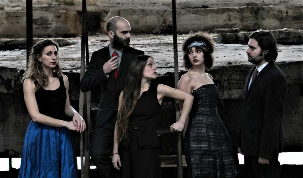 Η Ναταλία Στυλιανού κάνει «Ρωγμές» σε μια παλιά αποθήκη